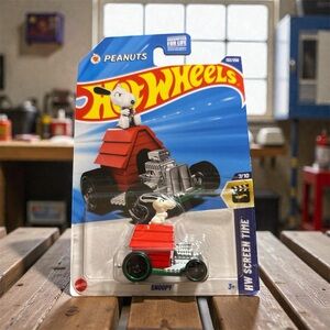 Peanuts Snoopy Car - Red and Silver